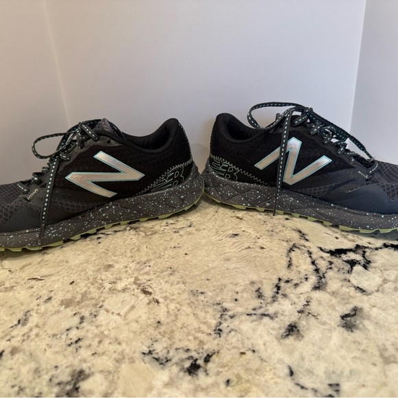 New Balance Women's wt690 Trail Running Sneaker - Picture 2 of 6